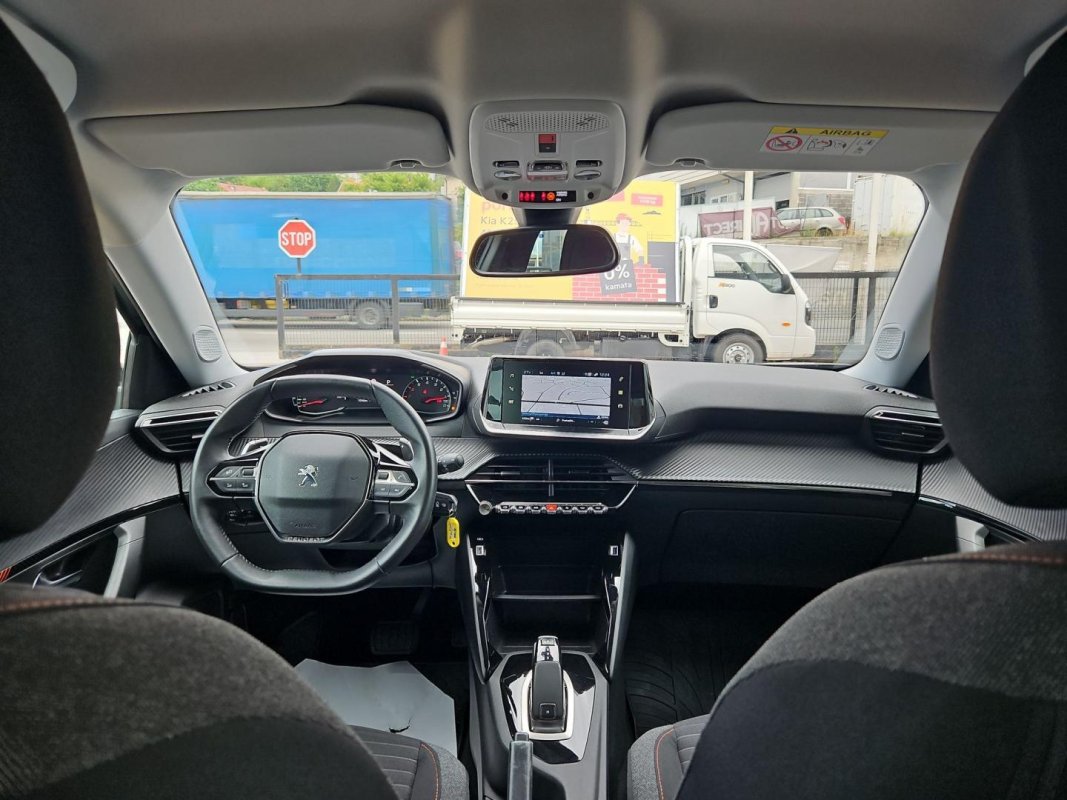 Automobil