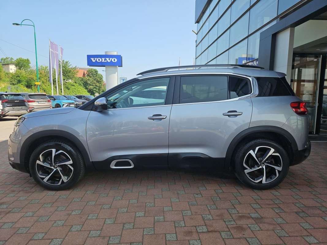 Automobil