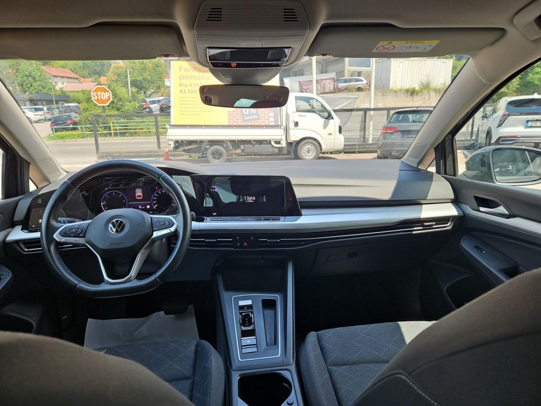 Automobil