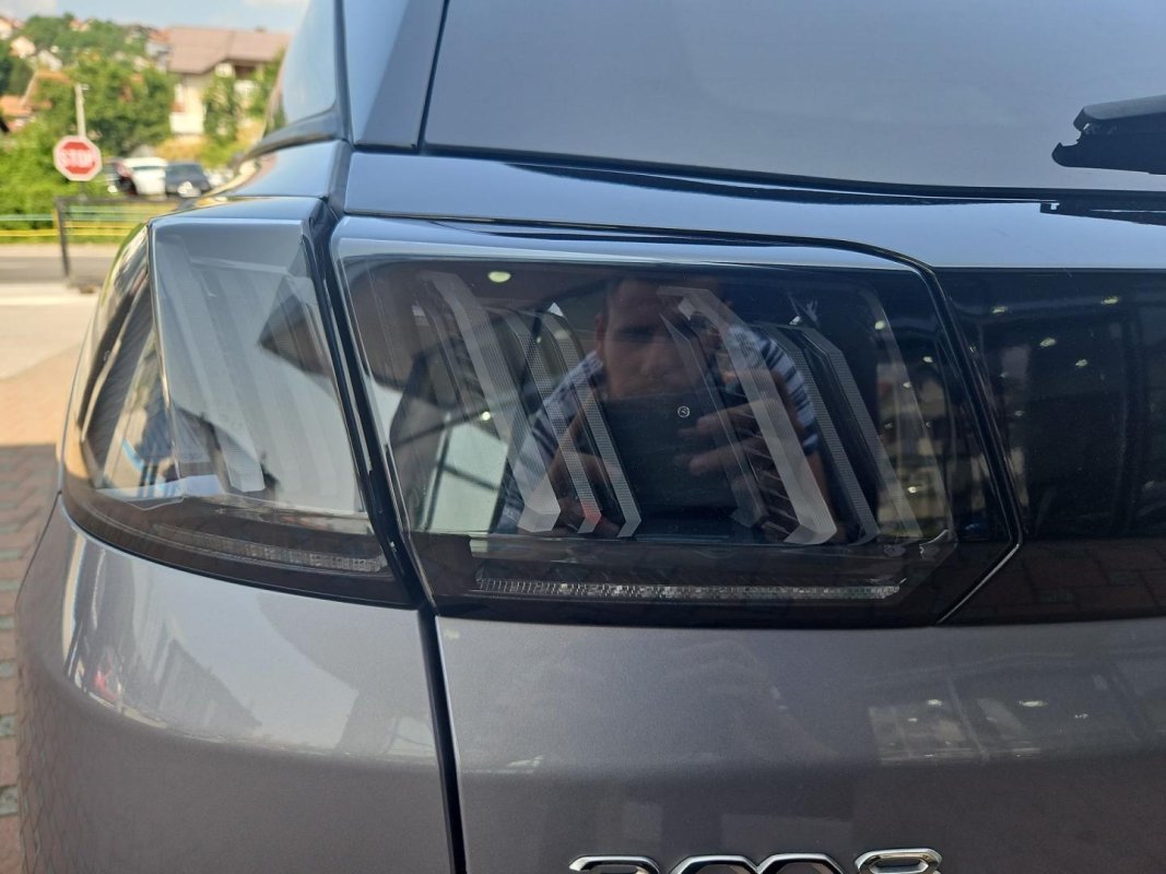 Automobil