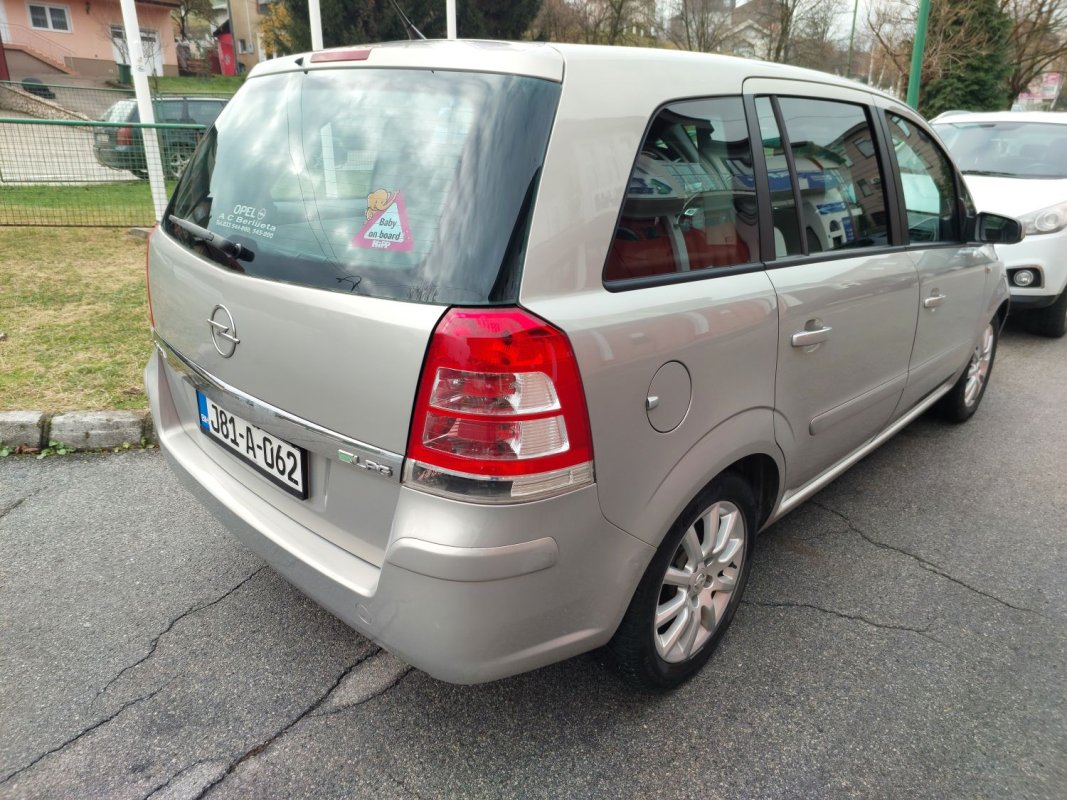 Automobil