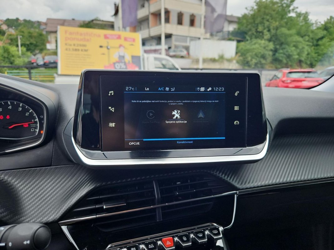 Automobil