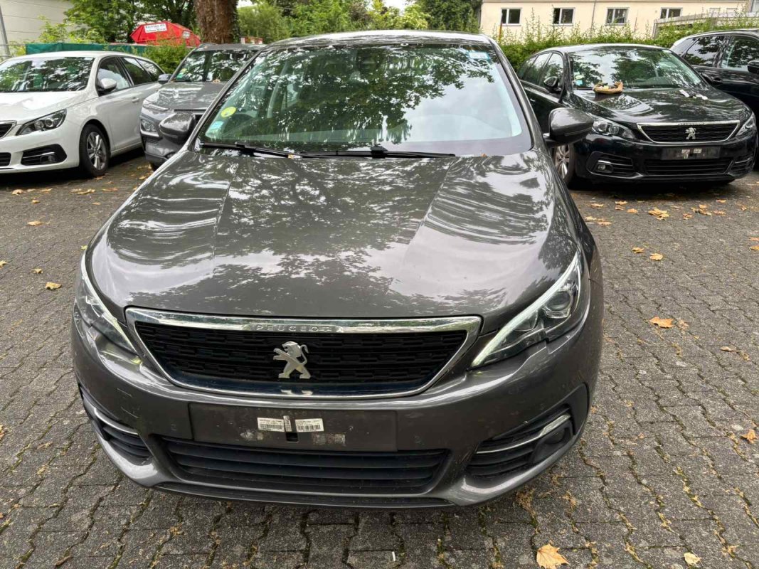 Automobil
