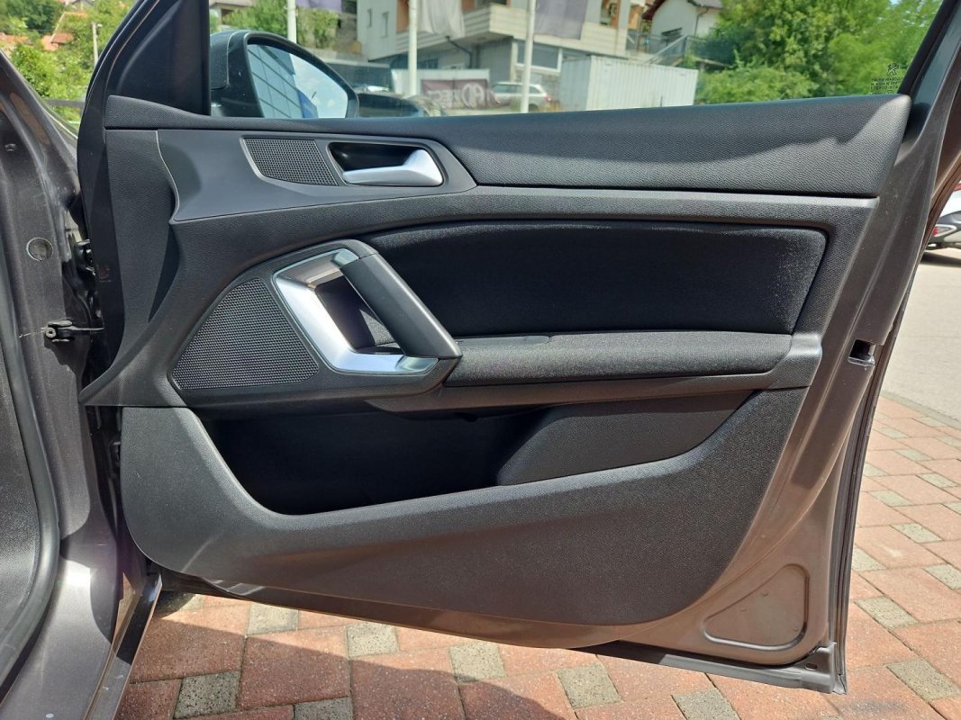 Automobil
