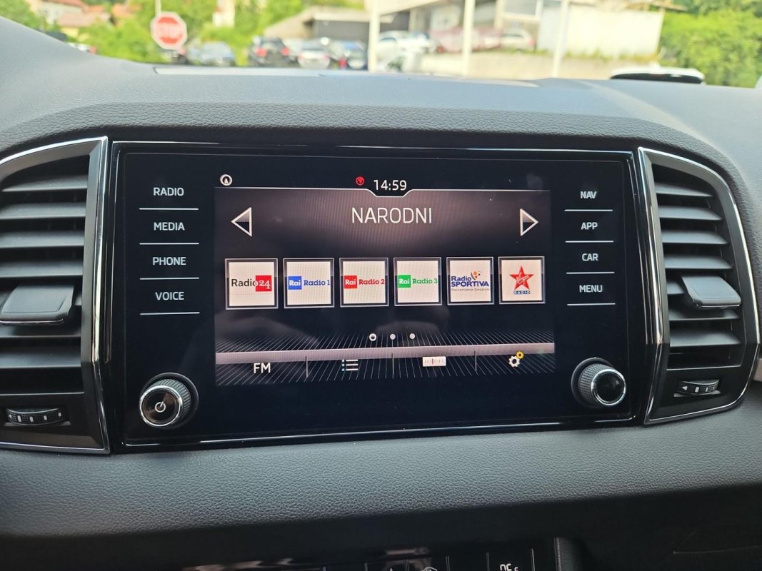 Automobil