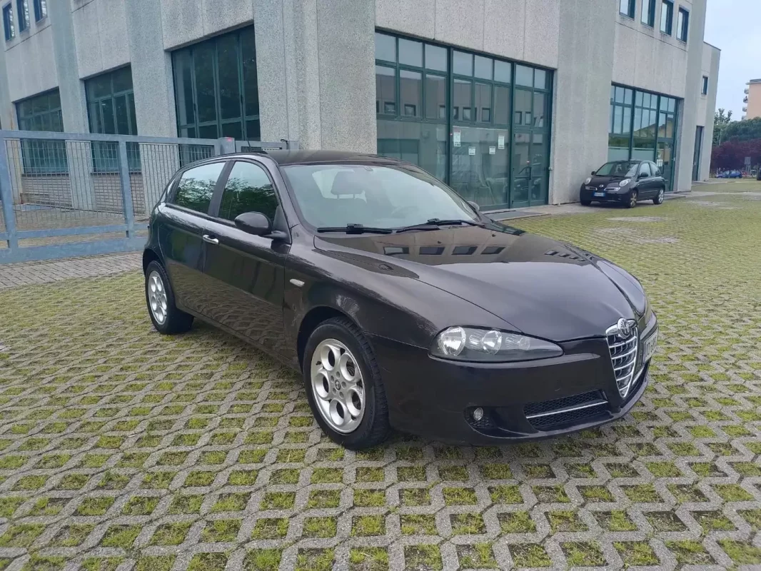 Automobil