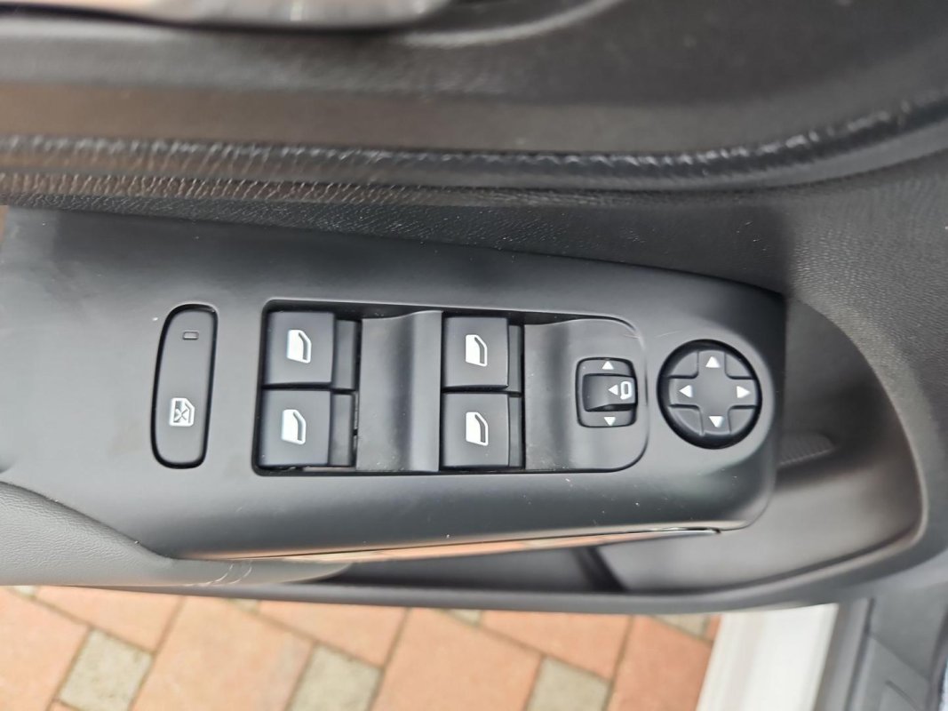Automobil