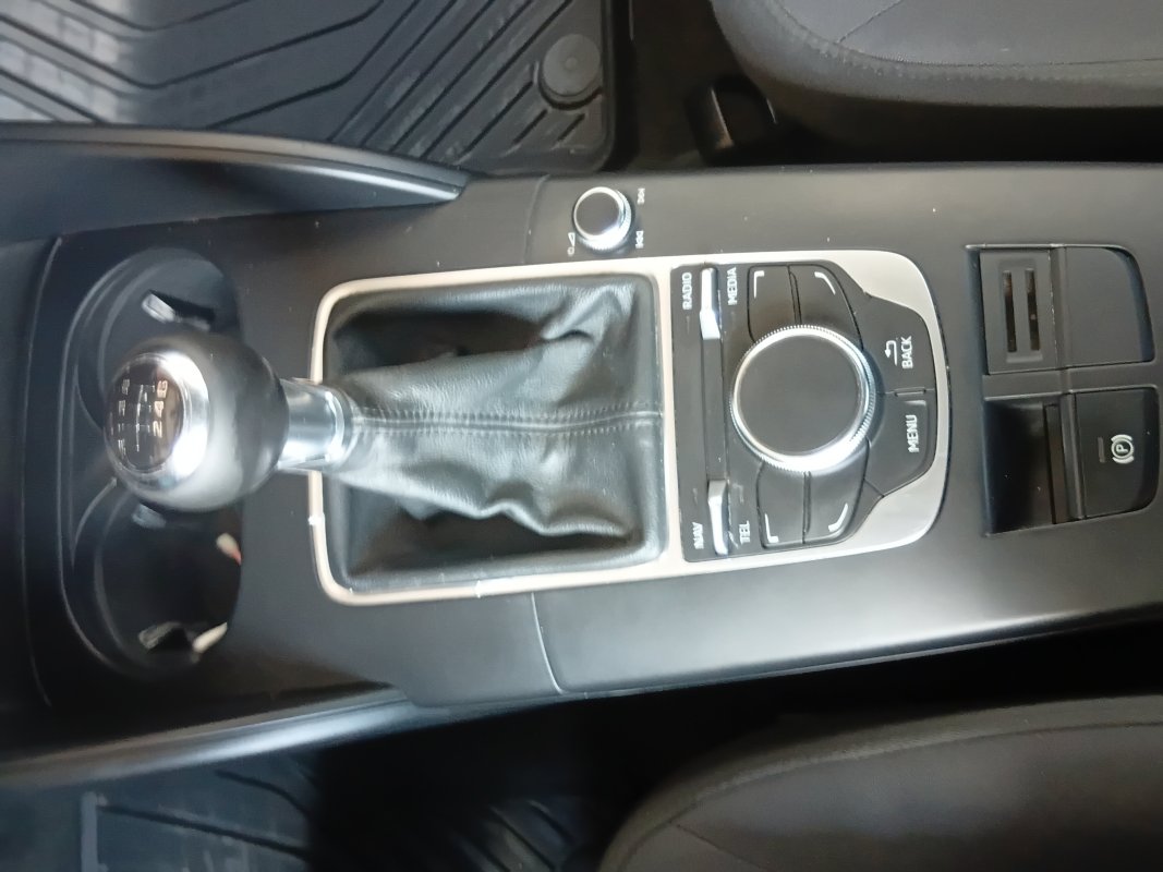 Automobil