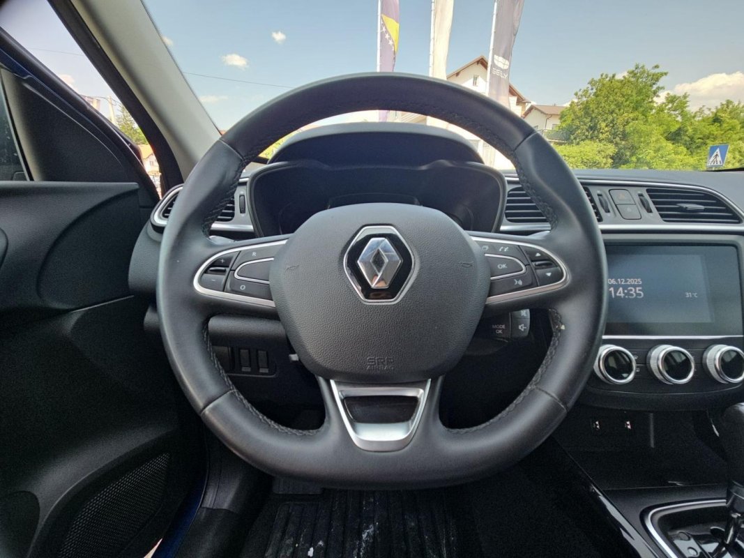 Automobil