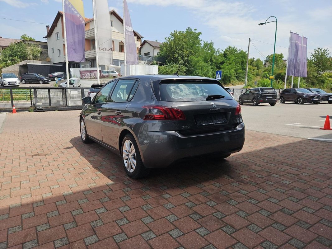 Automobil