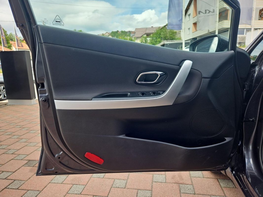 Automobil