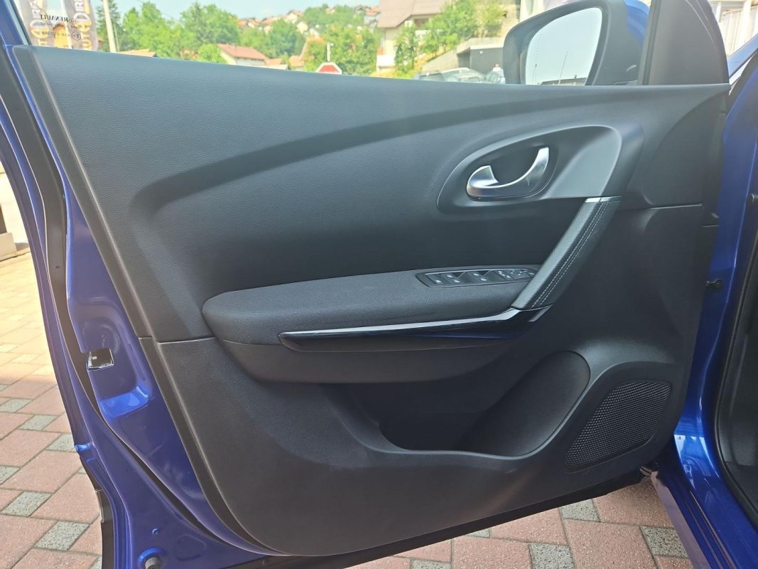 Automobil