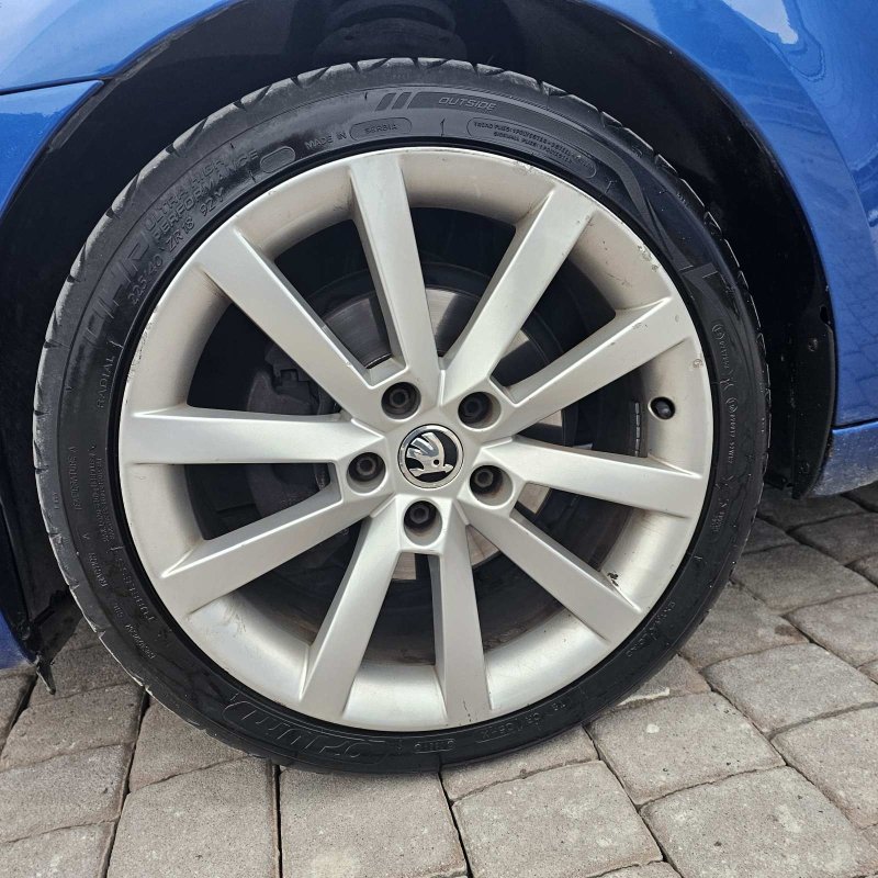 Automobil