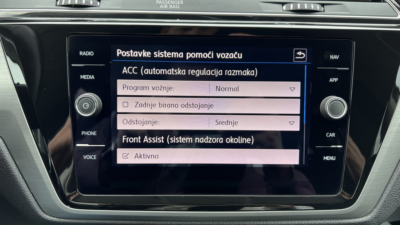 Automobil