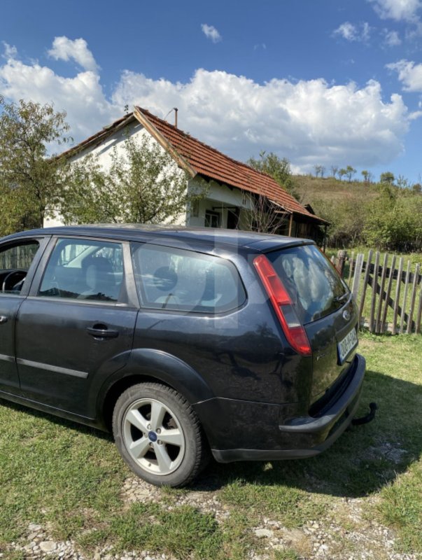 Automobil