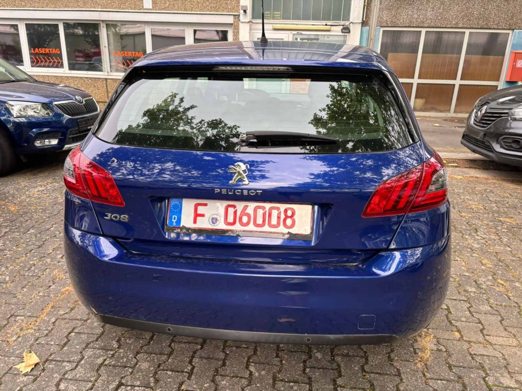Automobil