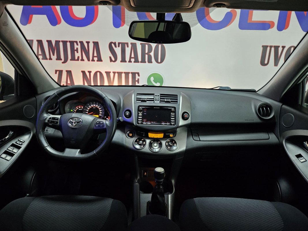 Automobil