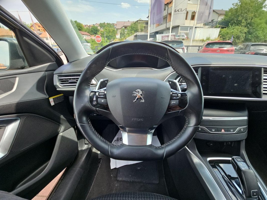 Automobil