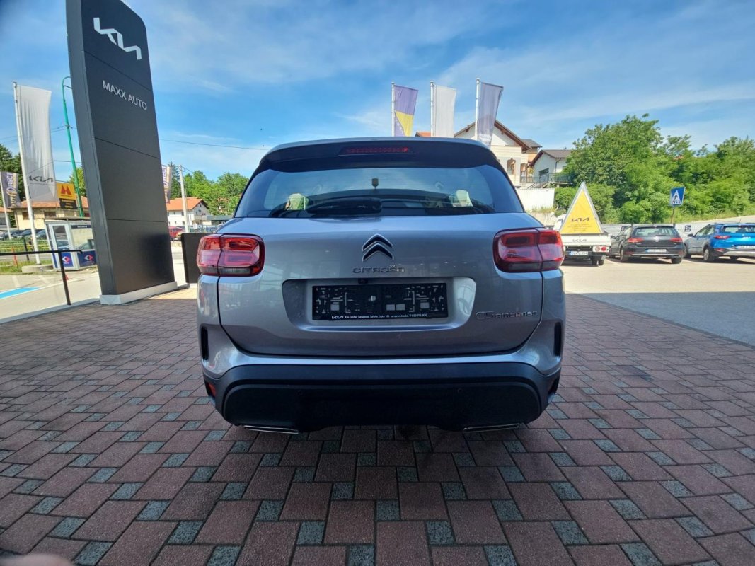 Automobil