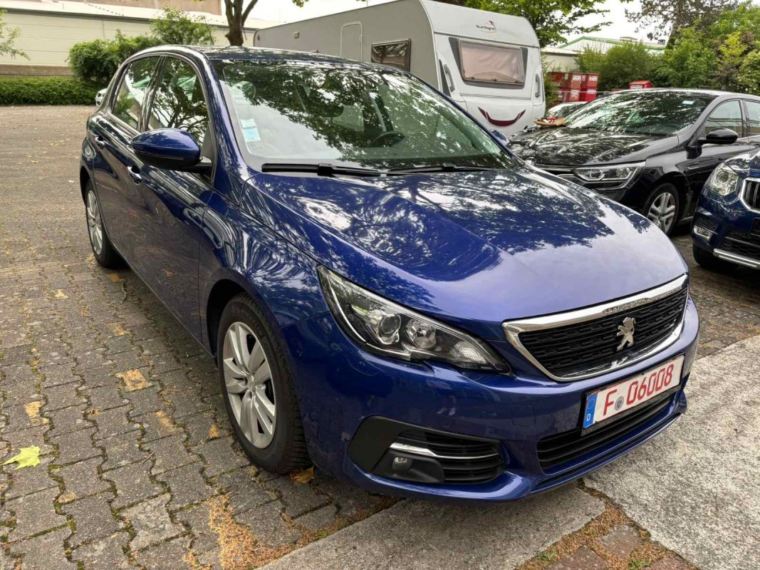 Automobil