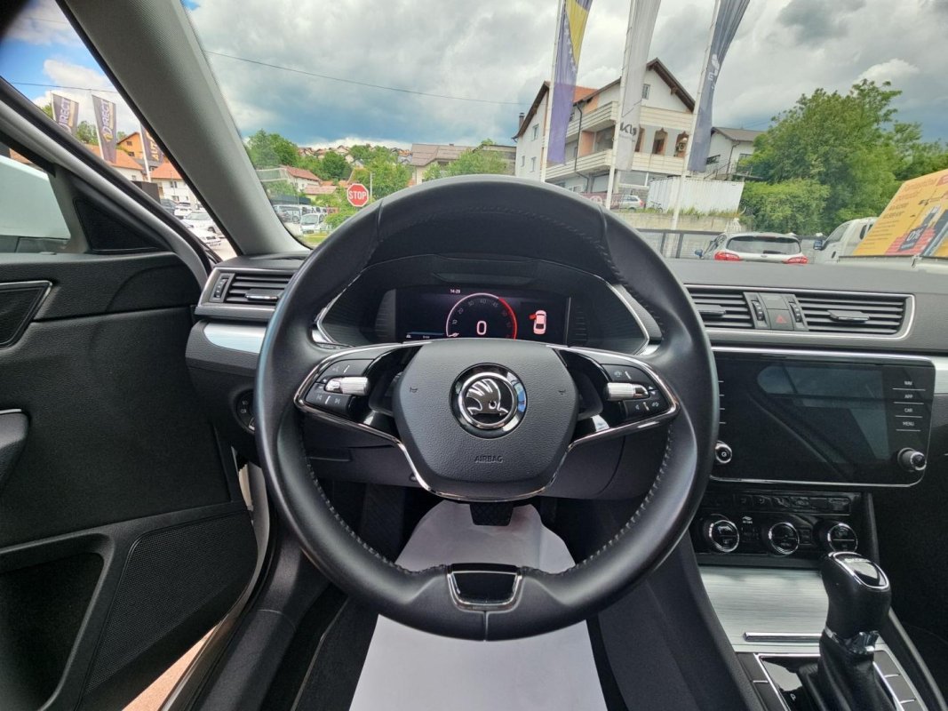 Automobil