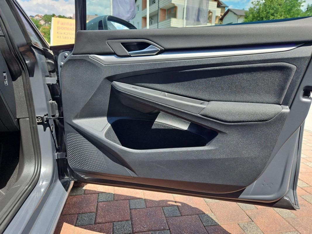 Automobil