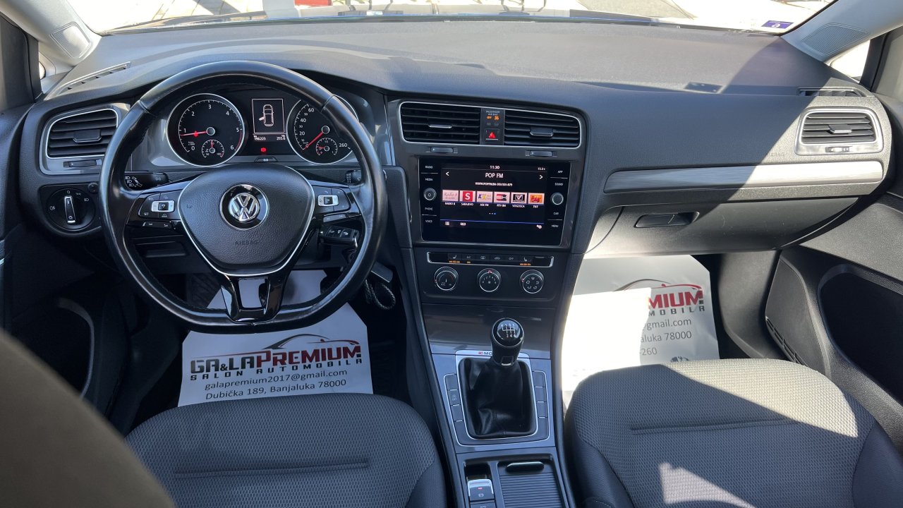 Automobil