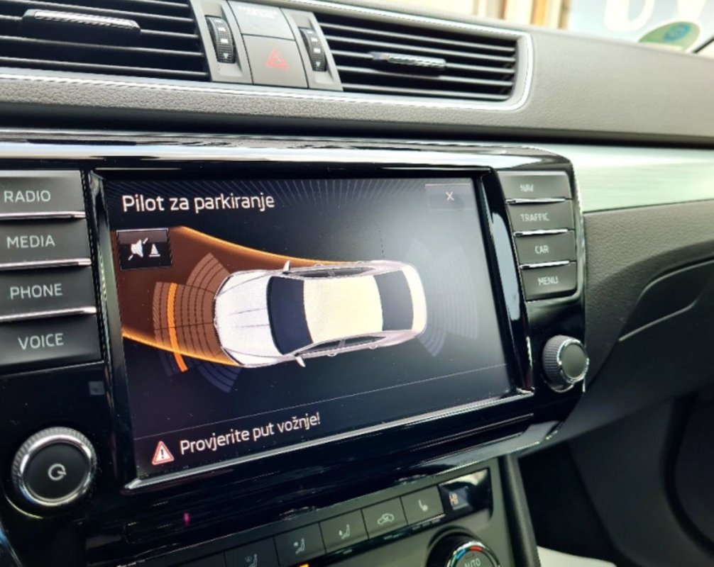 Automobil