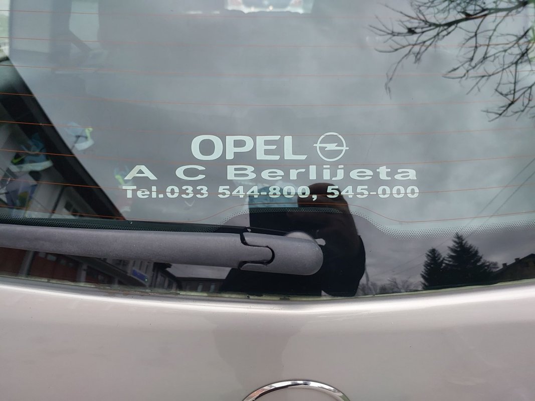 Automobil