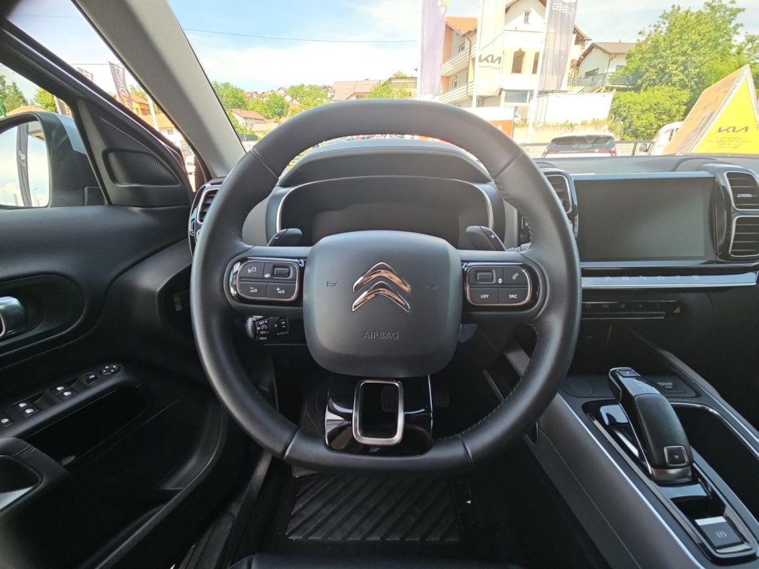 Automobil