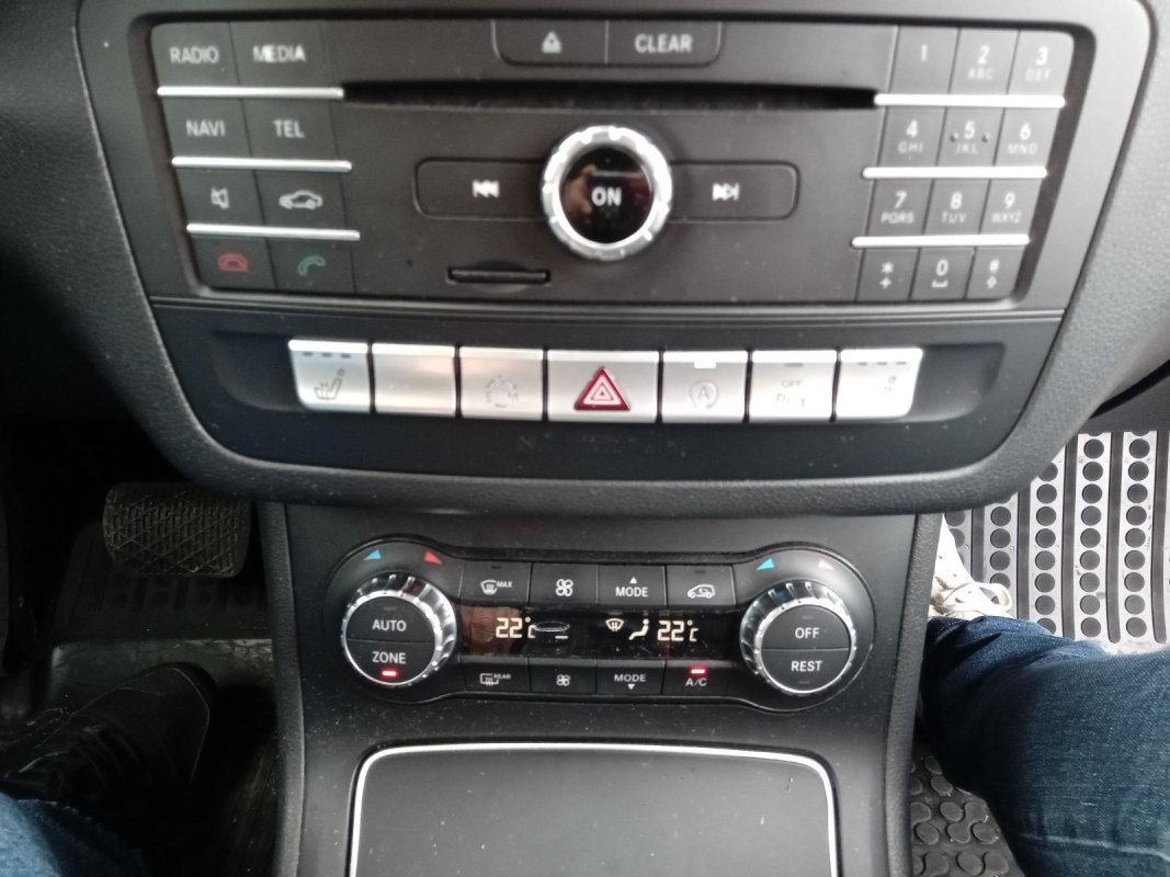 Automobil