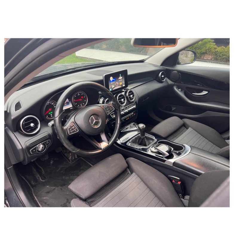 Automobil