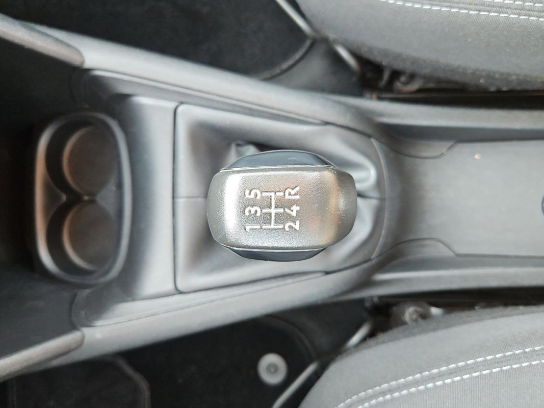 Automobil
