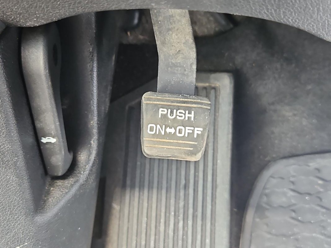 Automobil