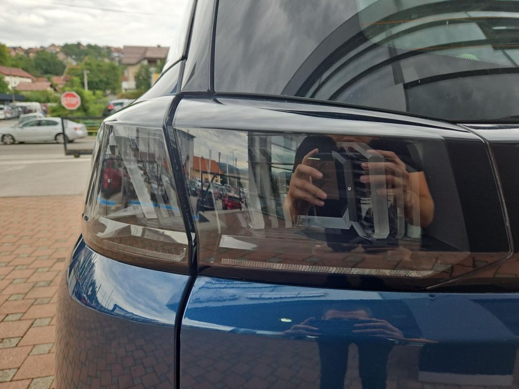 Automobil