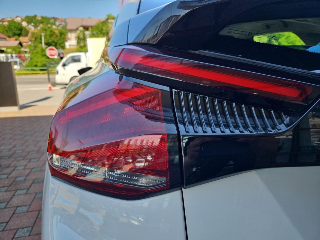 Automobil