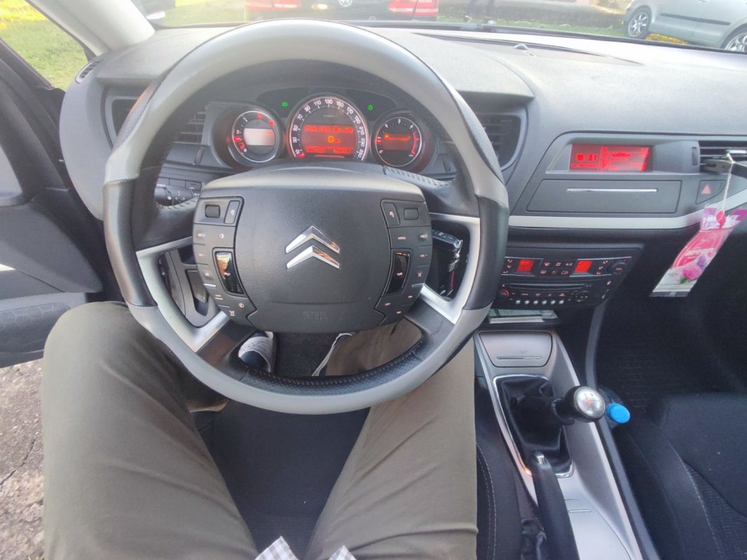 Automobil