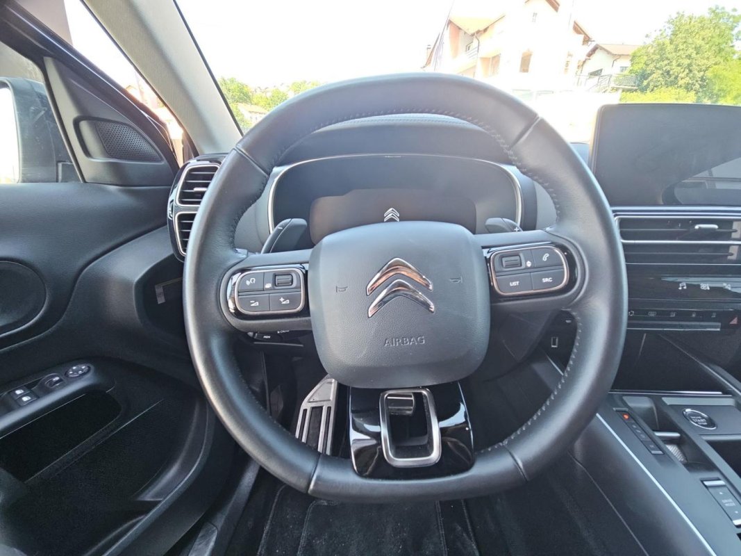 Automobil