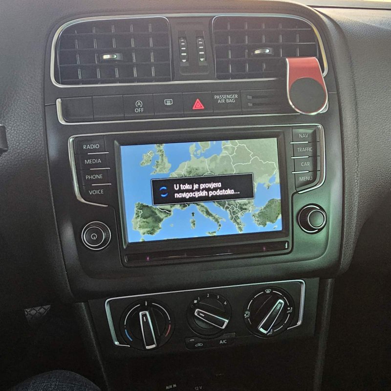 Automobil