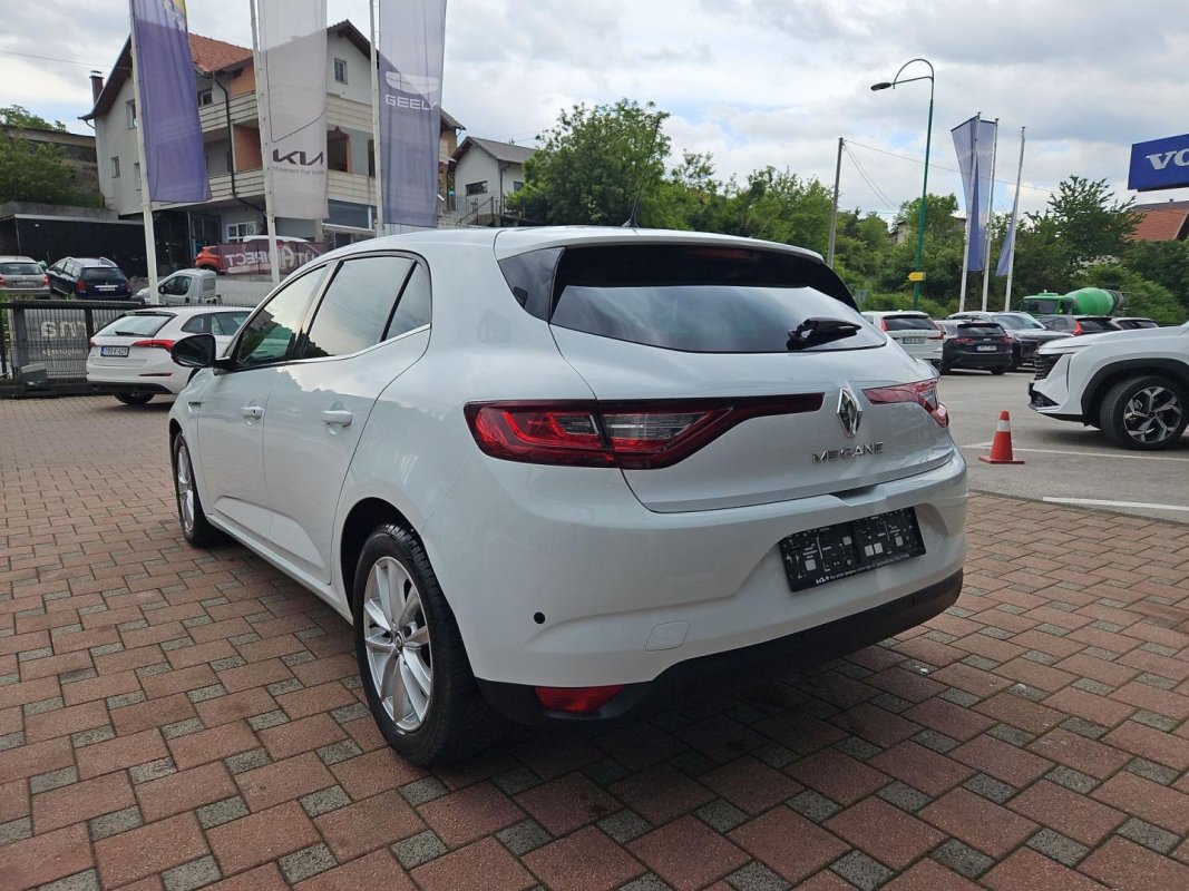 Automobil
