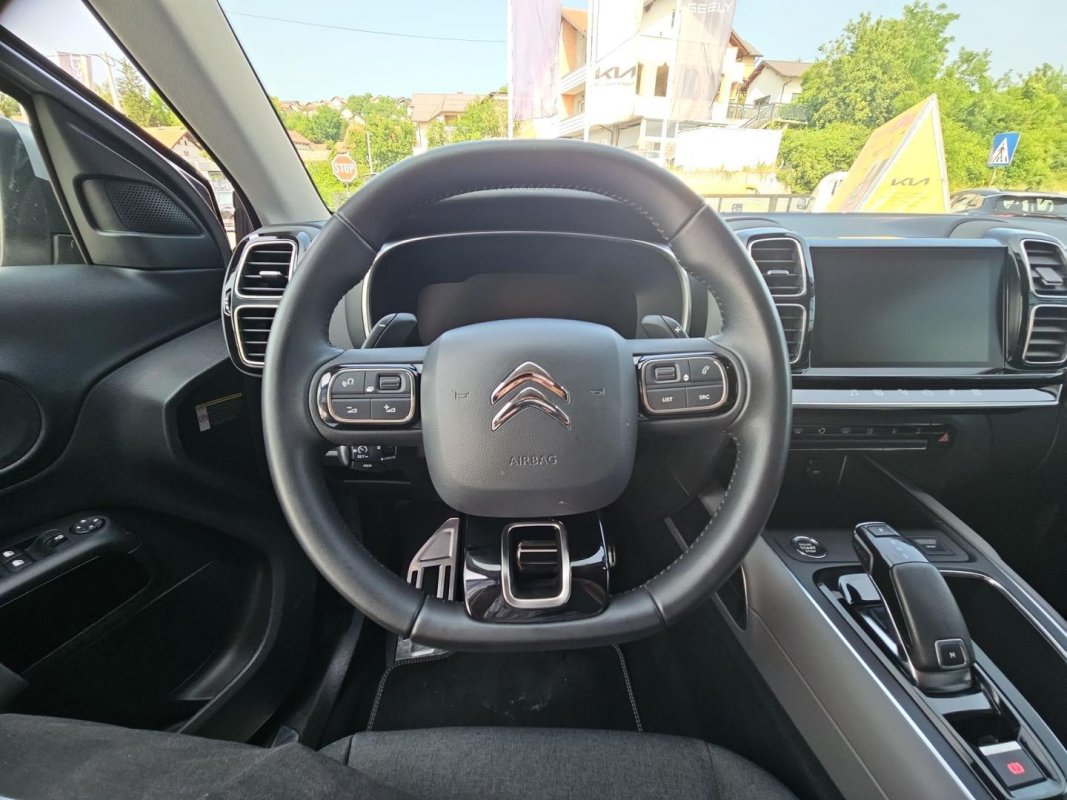 Automobil