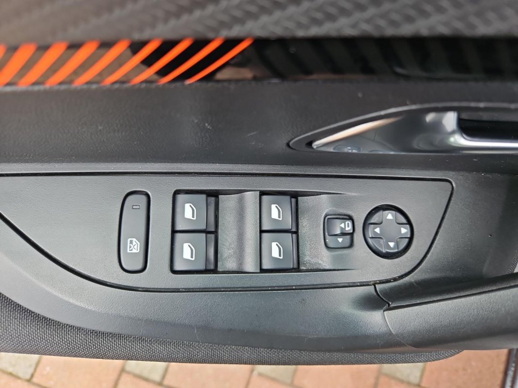 Automobil