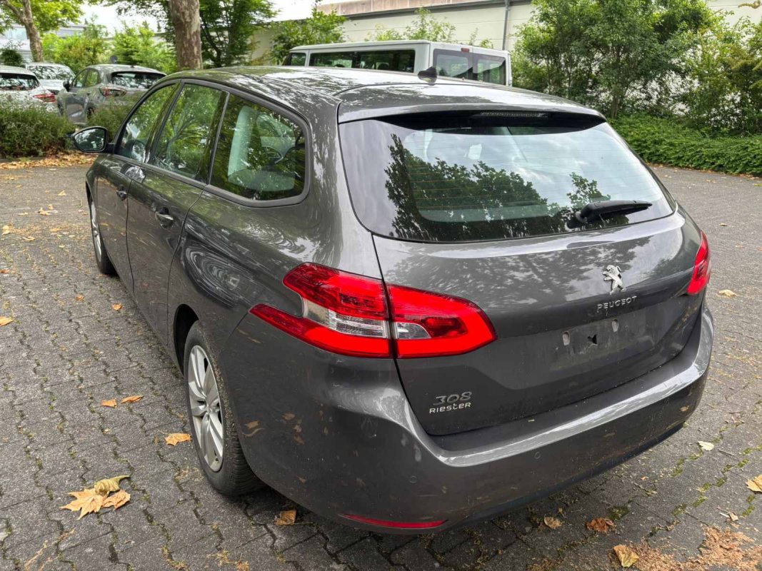 Automobil