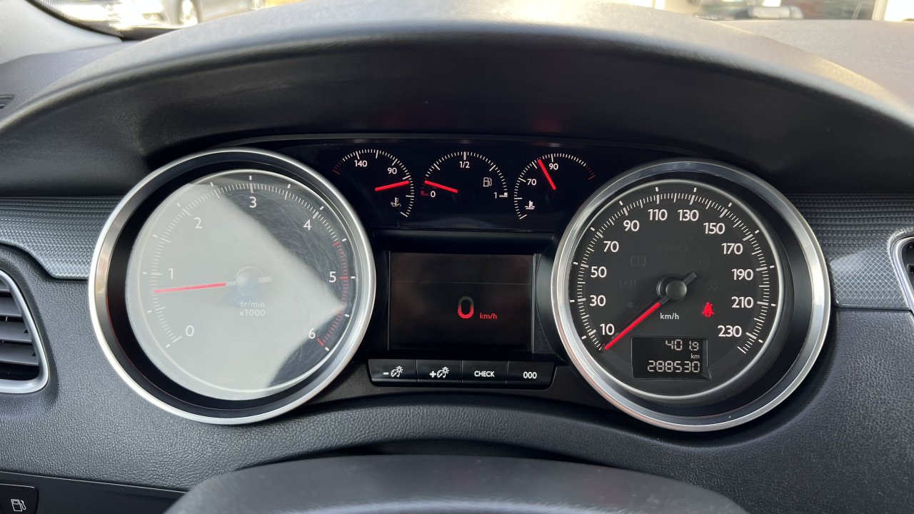 Automobil