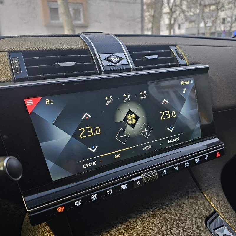 Automobil