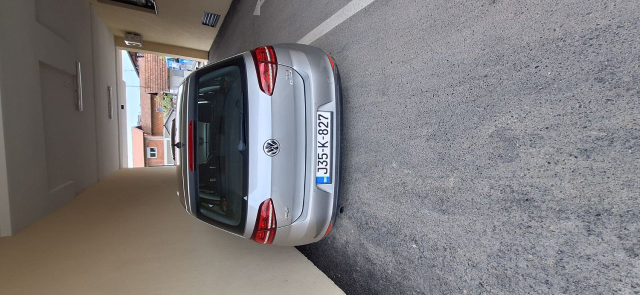 Automobil