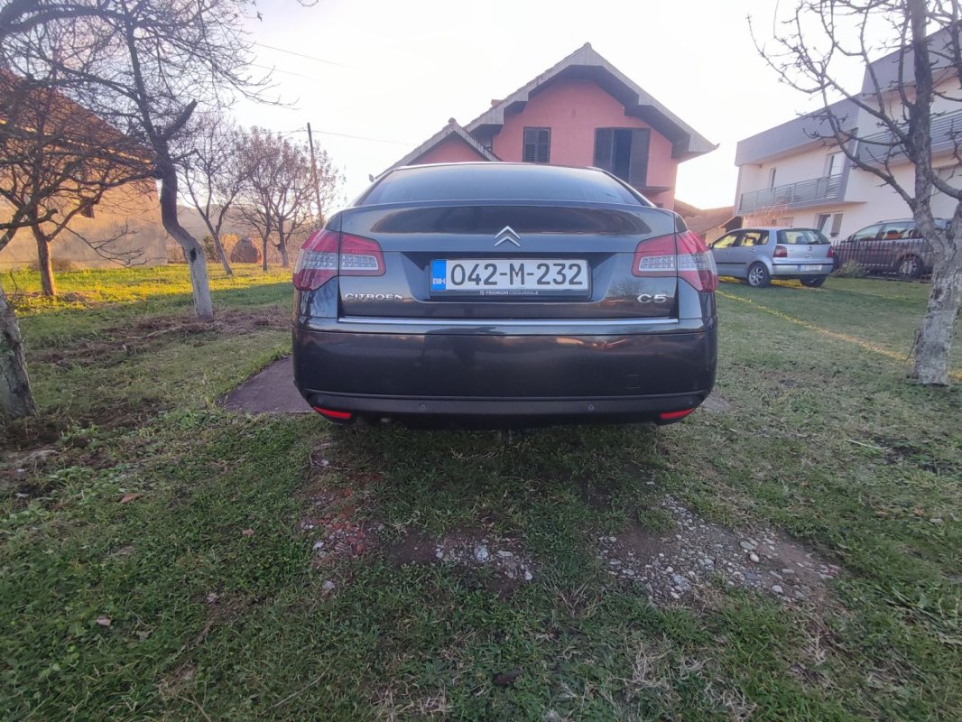 Automobil