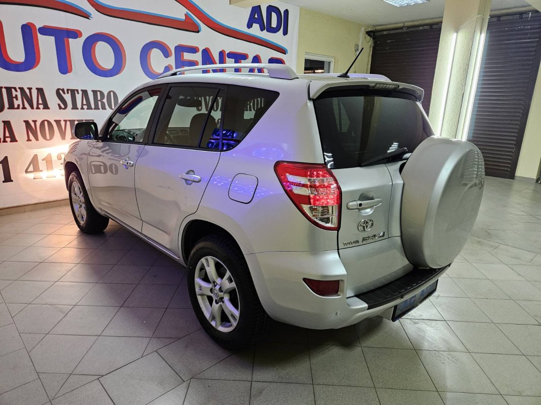 Automobil