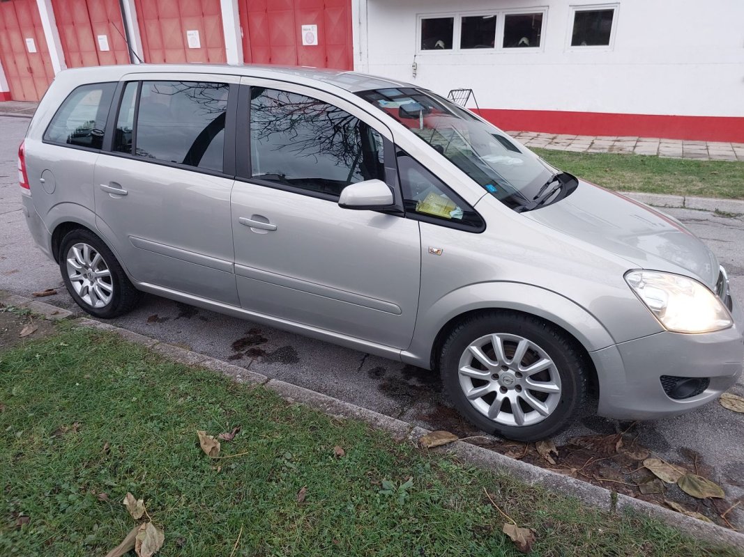 Automobil