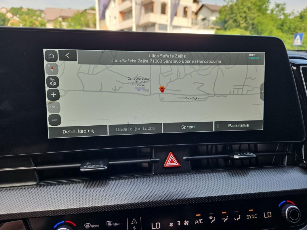Automobil